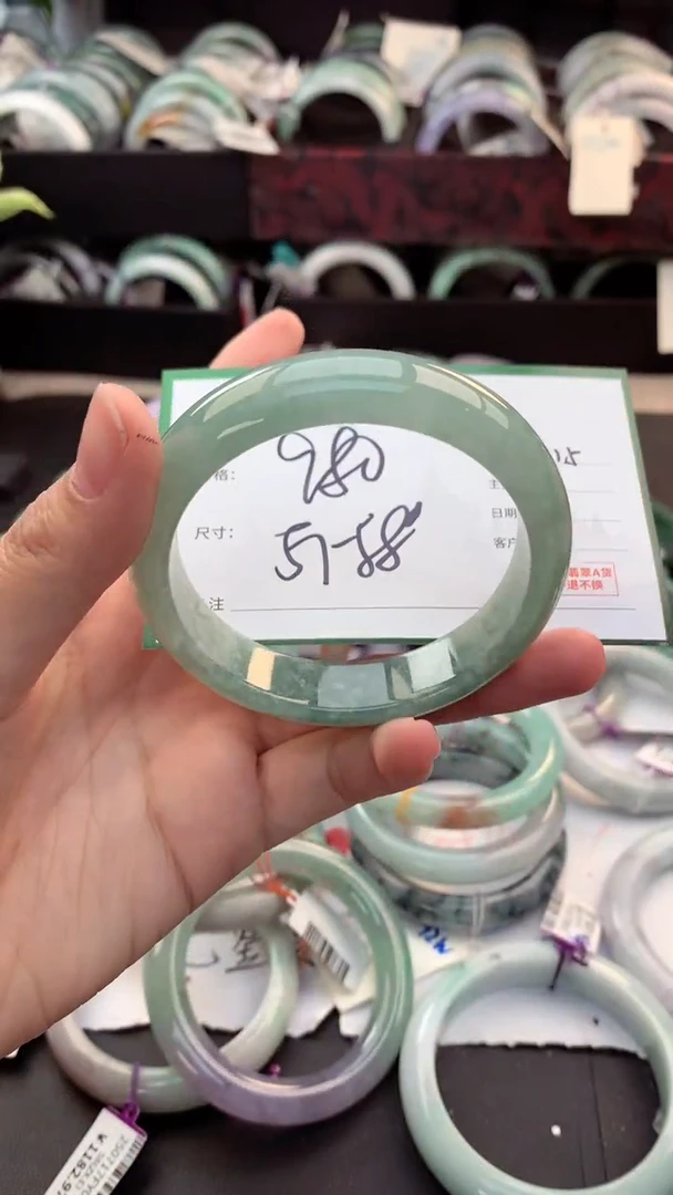 定制翡翠未镶嵌毛货需精细抛光+多人