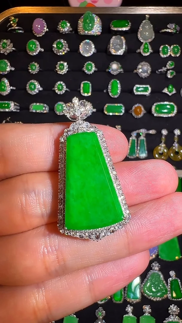 18K金镶嵌挂件翡翠吊坠