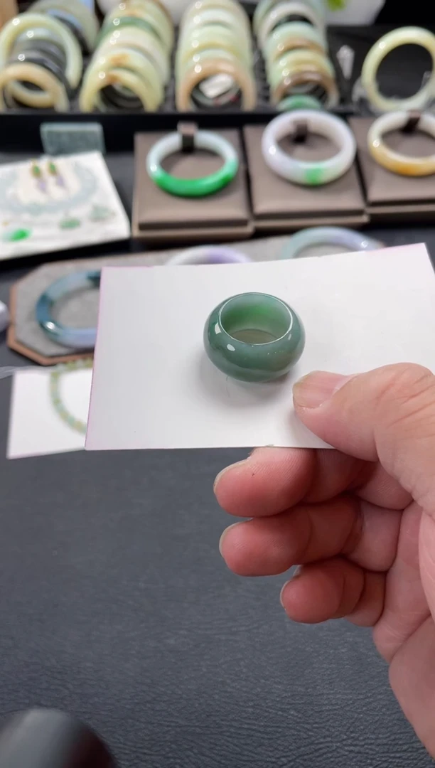 【闪购商品】翡翠颈饰未镶嵌有纹裂