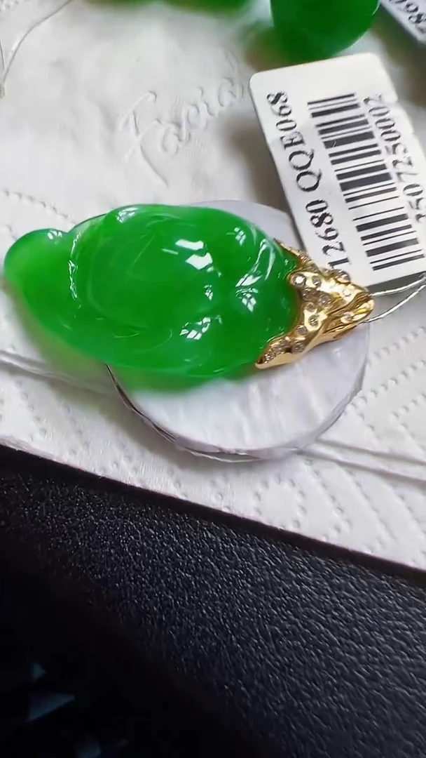 颈饰18K金镶嵌翡翠随型