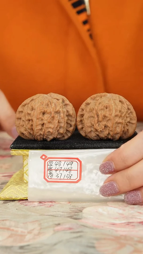 【闪购商品】文玩核桃把件白狮子微修