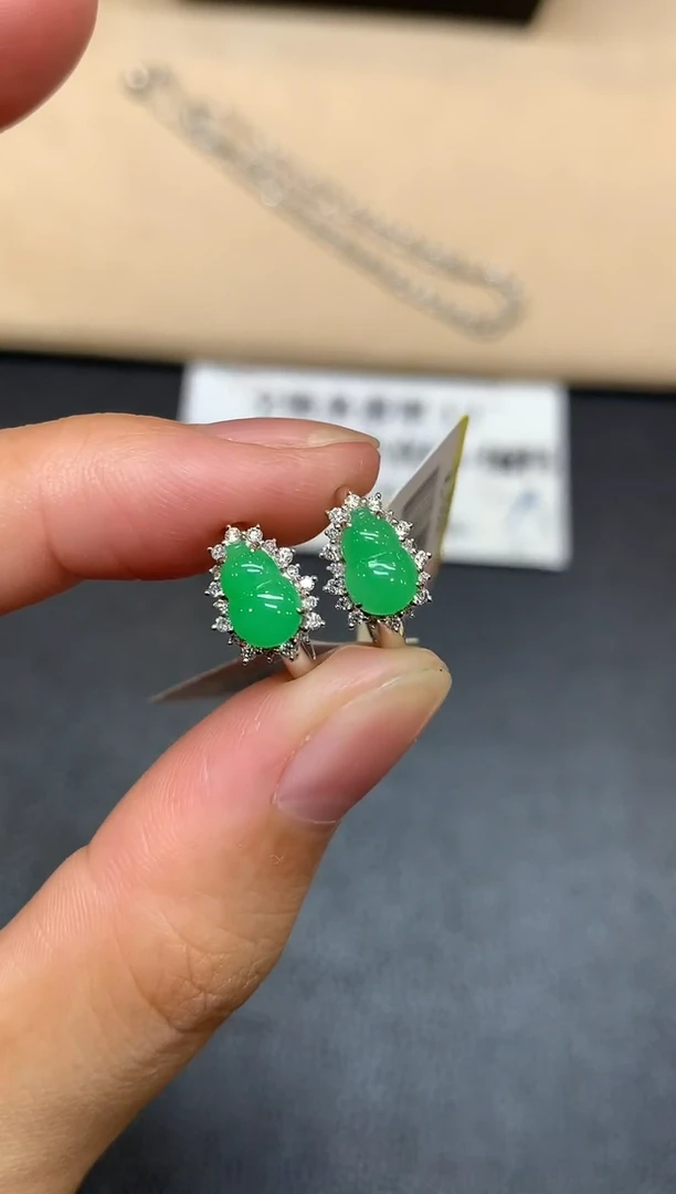 18K金镶嵌翡翠耳饰葫芦【无服务费