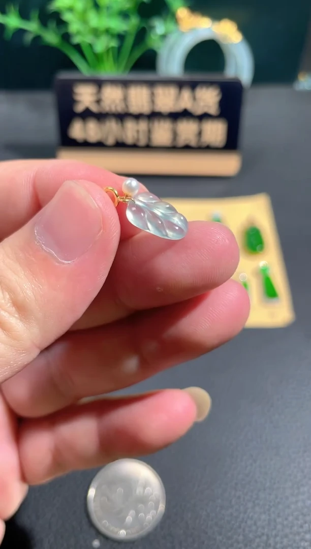 翡翠18K金镶嵌颈饰翡翠