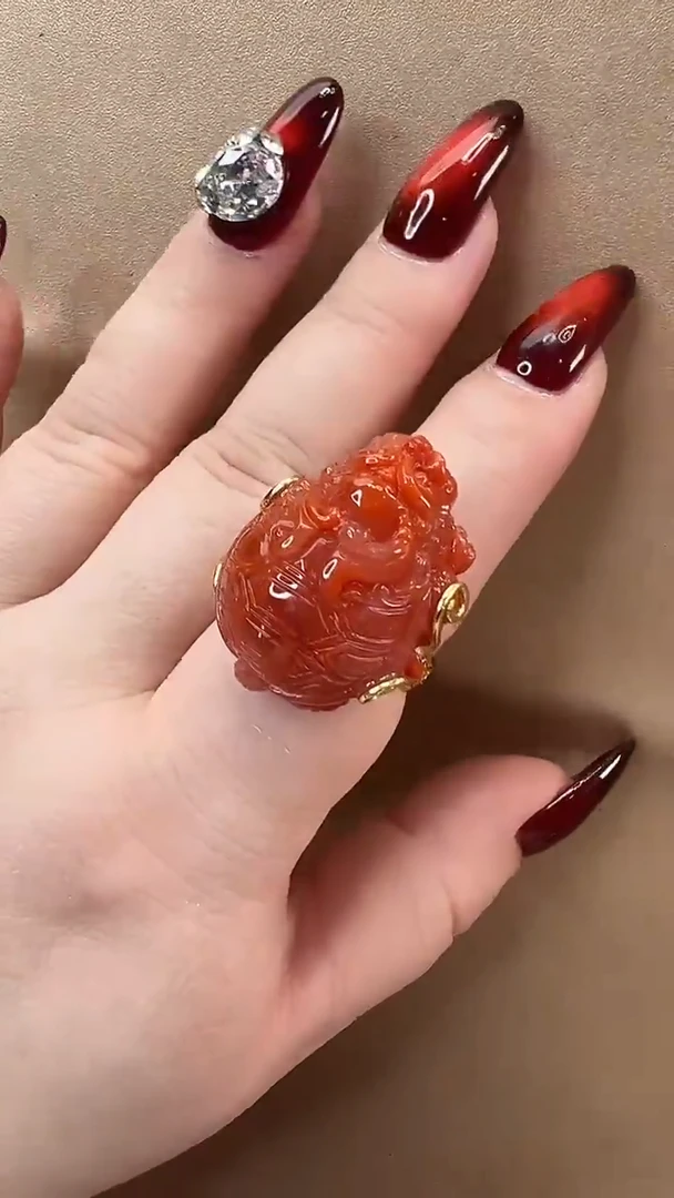 颈饰未镶嵌南红玛瑙戒指