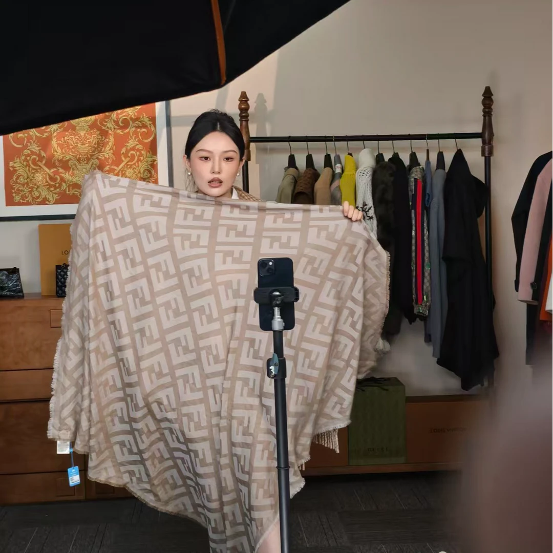 99新 FENDI/芬迪  字母满印围巾/40774