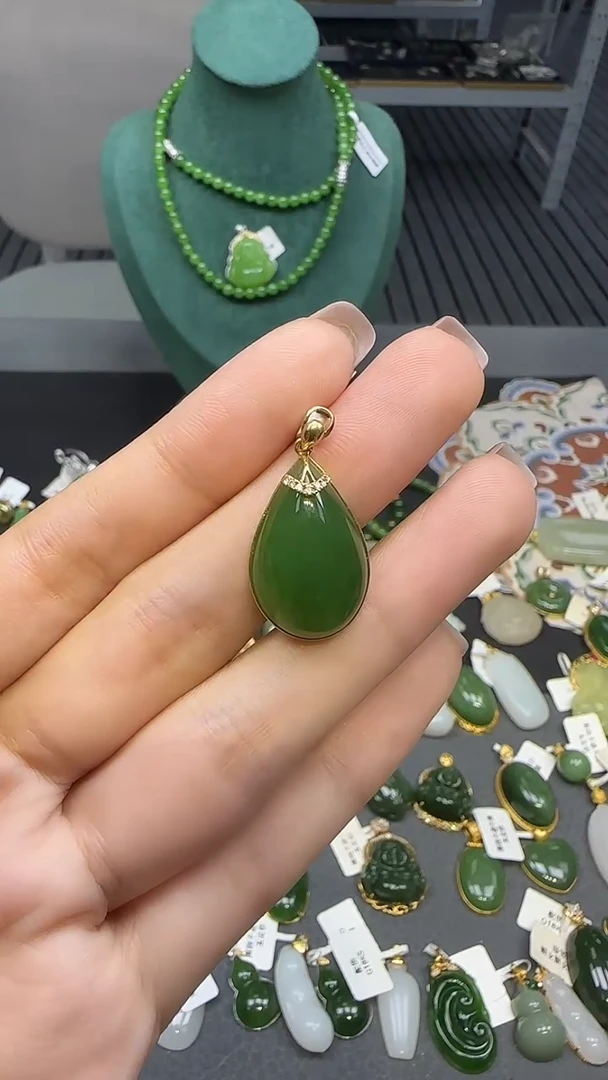 18K金镶嵌和田玉挂件1