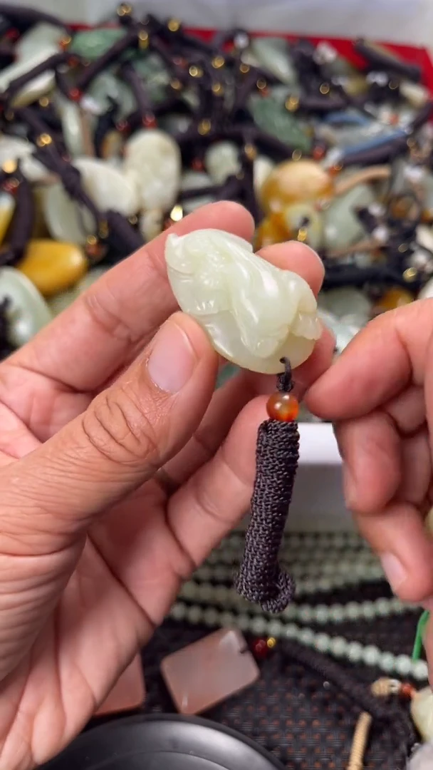 【闪购商品】和田玉颈饰未镶嵌多样性发货没有证书拍一发一有瑕