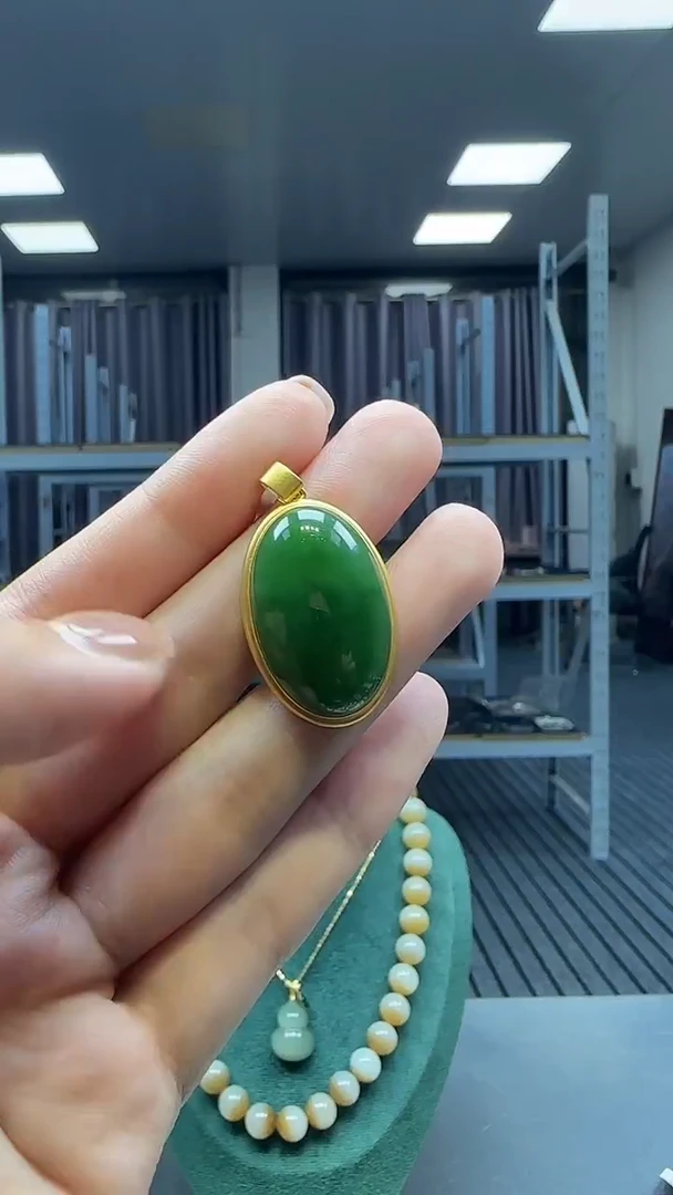 18K金镶嵌和田玉挂件1