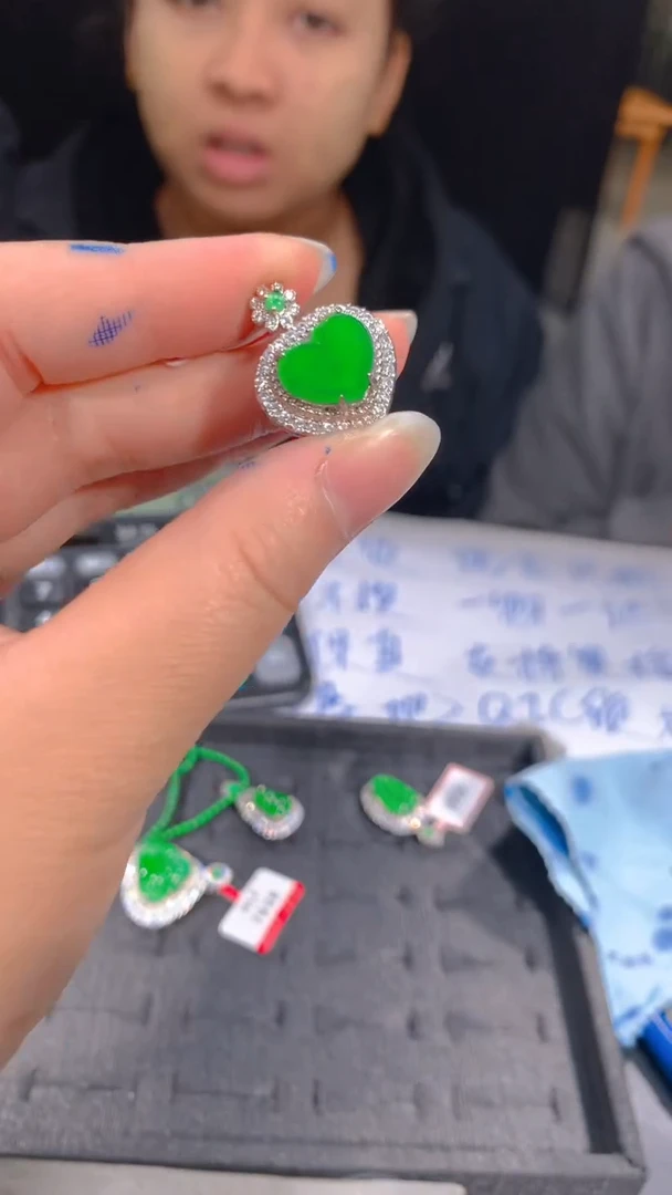 【闪购商品】定制翡翠未镶嵌53定制翡翠，多样性发货（发其一）