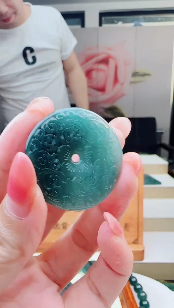 翡翠未镶嵌颈饰多样性发货其中一件