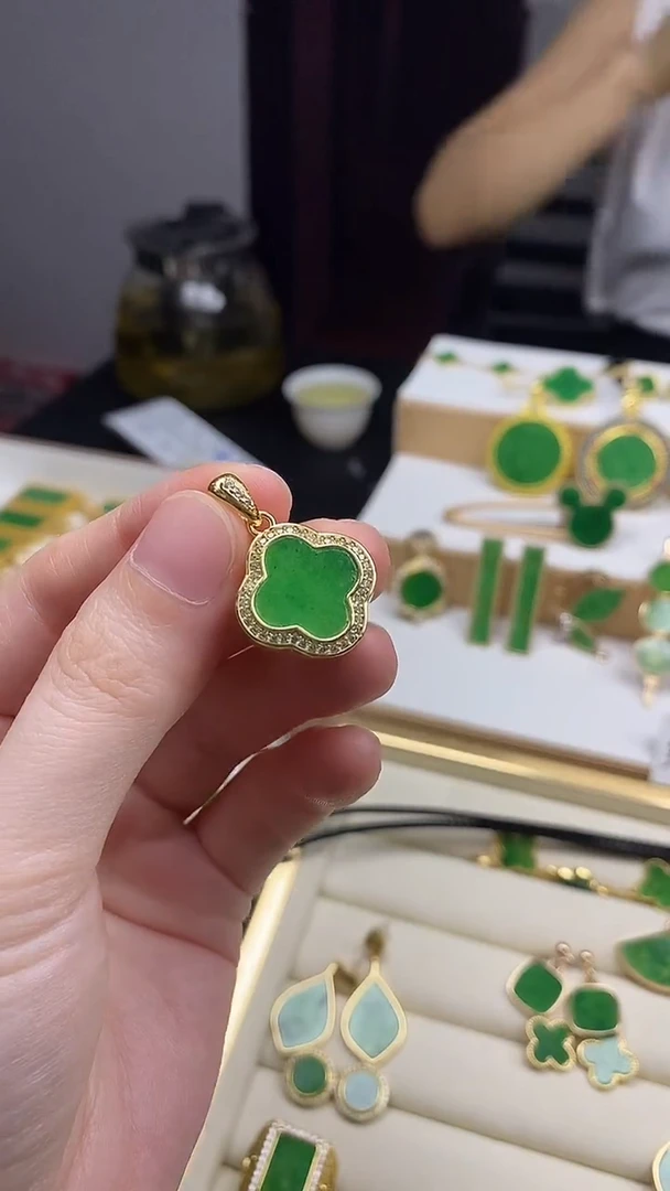 翡翠未镶嵌颈饰吊坠