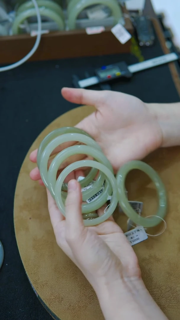 和田玉手镯未镶嵌胖圆条冰湖水（多样性发货一件）