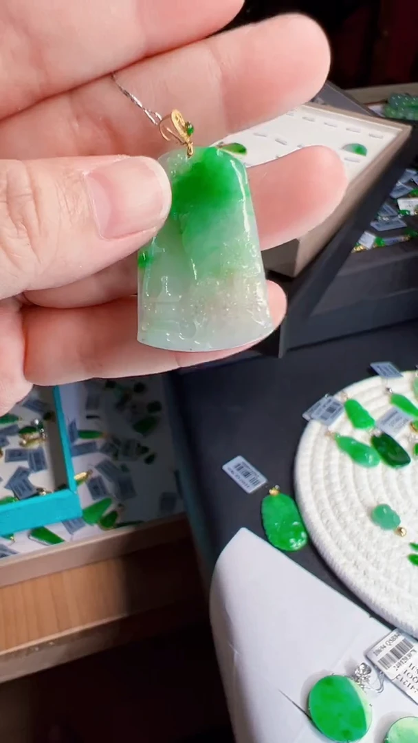 翡翠18K金镶嵌颈饰山水