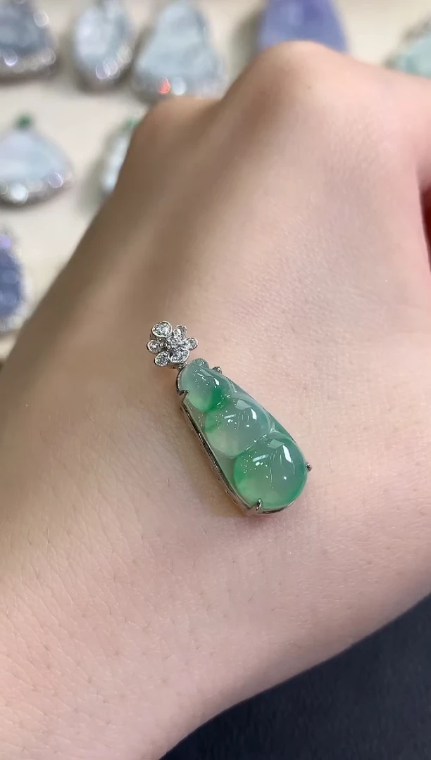 吊坠(不含链)18K金镶嵌翡翠秋日珠宝Q56