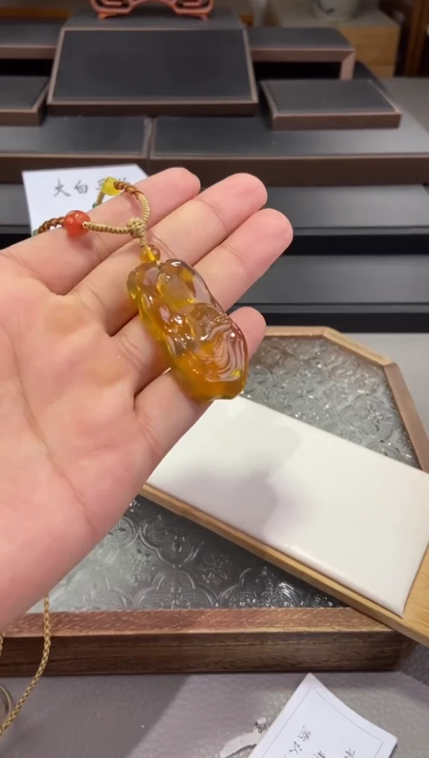 琥珀颈饰未镶嵌金棕珀阿弥陀佛吊坠