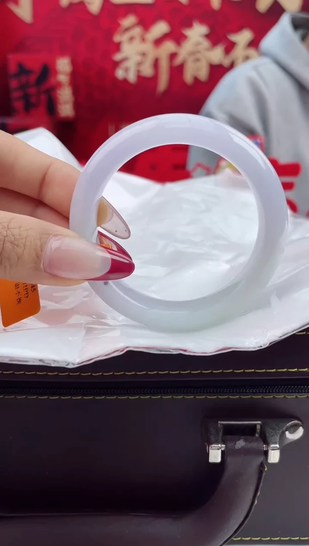 【闪购商品】翡翠手镯未镶嵌18翡翠手镯（微瑕）