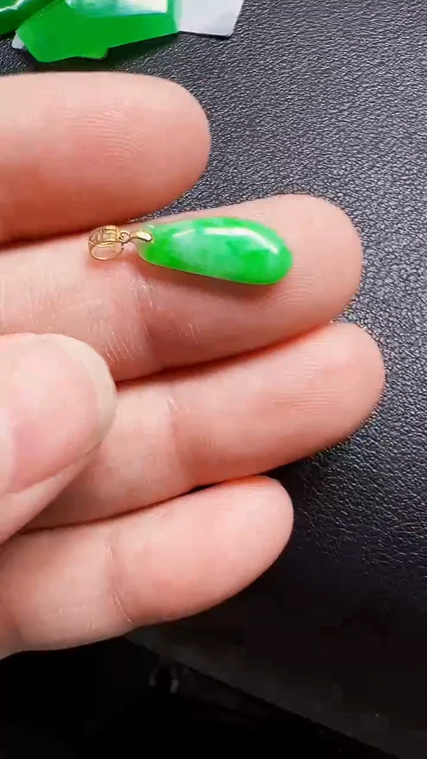 颈饰18K金镶嵌翡翠吊坠