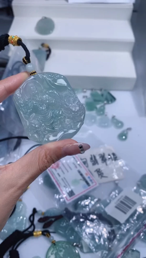 颈饰未镶嵌翡翠吊坠