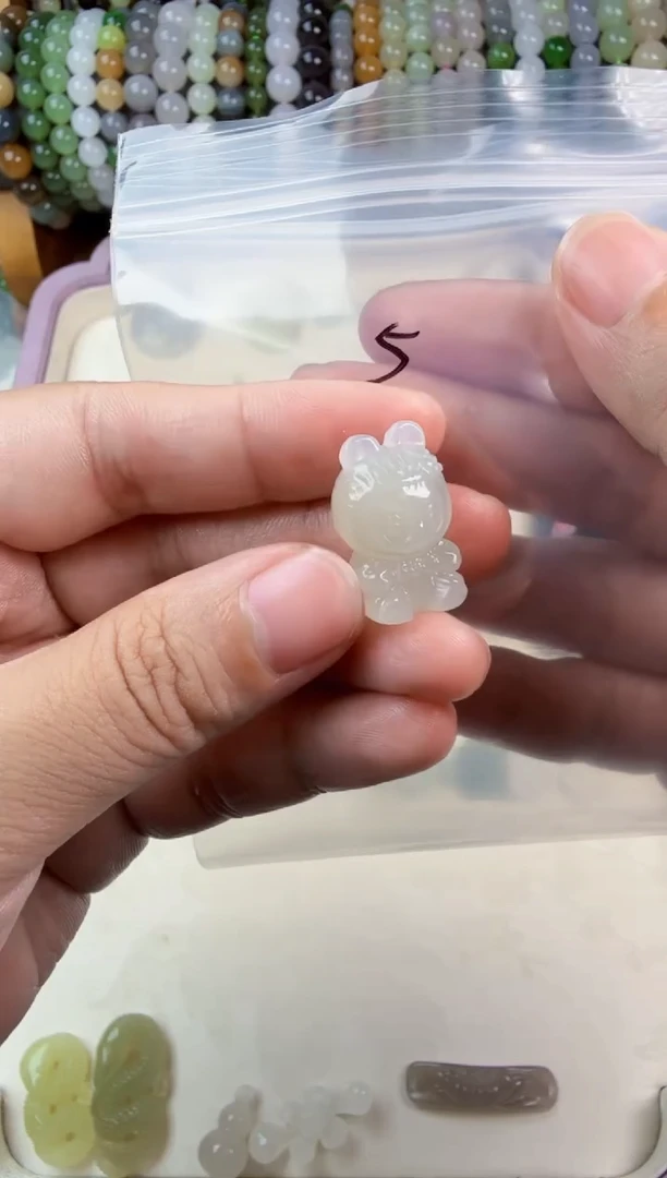 颈饰未镶嵌和田玉拉布布吊坠