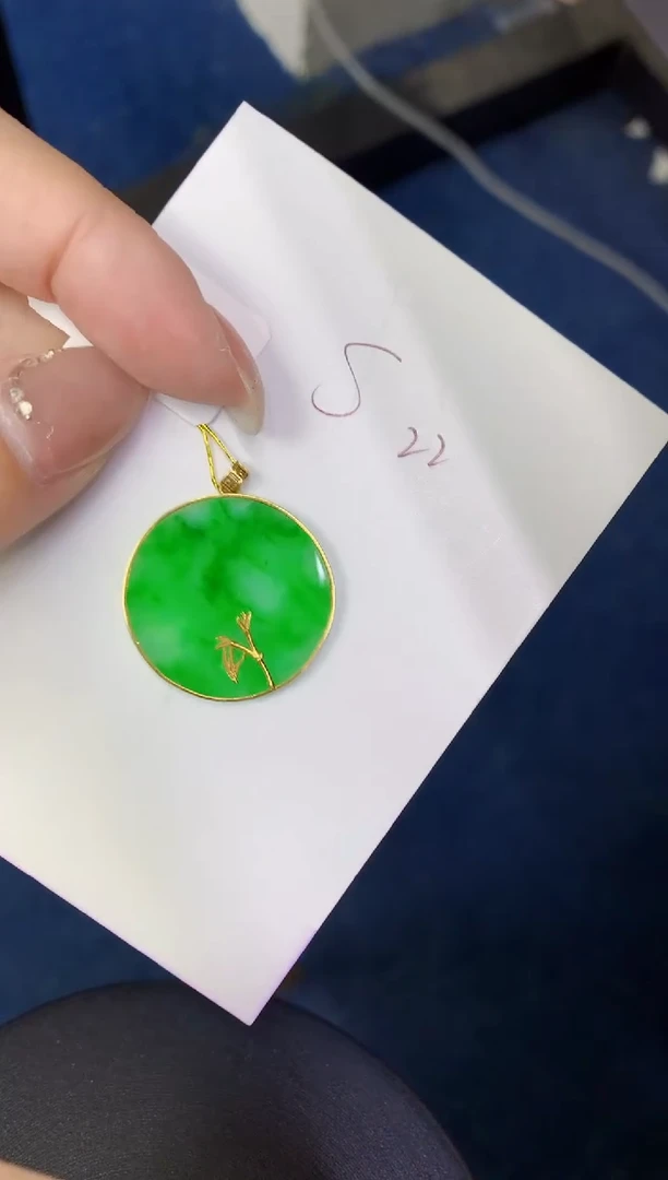 颈饰18K金镶嵌翡翠缅甸天然翡翠A货