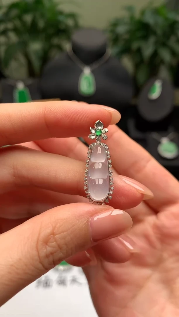 颈饰18K金镶嵌翡翠福豆