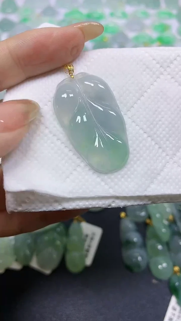 颈饰18K金镶嵌翡翠A货