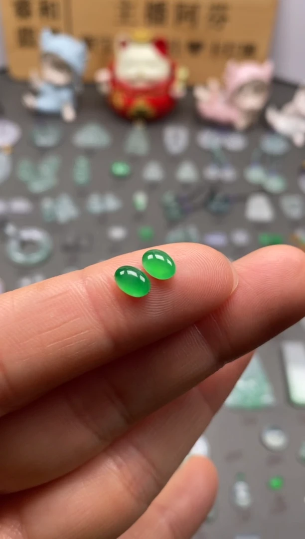 【闪购商品】翡翠颈饰未镶嵌高冰阳緑蛋面1对/芬