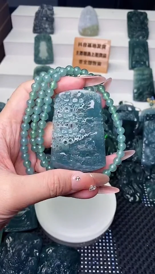 颈饰未镶嵌翡翠