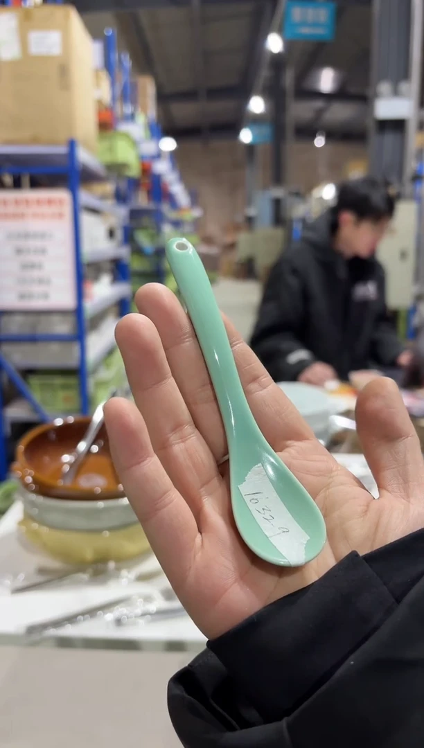 瓷白山　Ｎ型スプーン乳グリーン