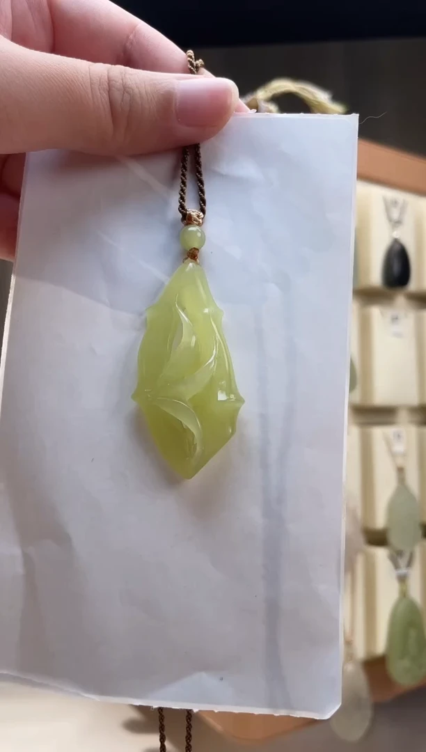 颈饰未镶嵌和田玉黄口节节高（小细绺裂）