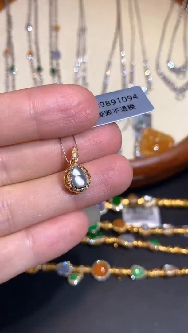 颈饰18K金镶嵌翡翠吊坠