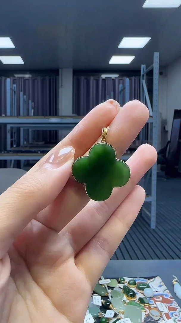 18K金镶嵌和田玉挂件1