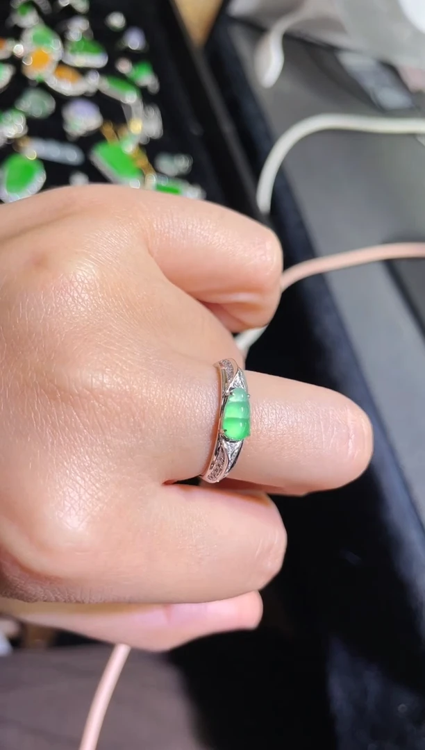 颈饰18K金镶嵌翡翠玻璃种木那豆子戒指