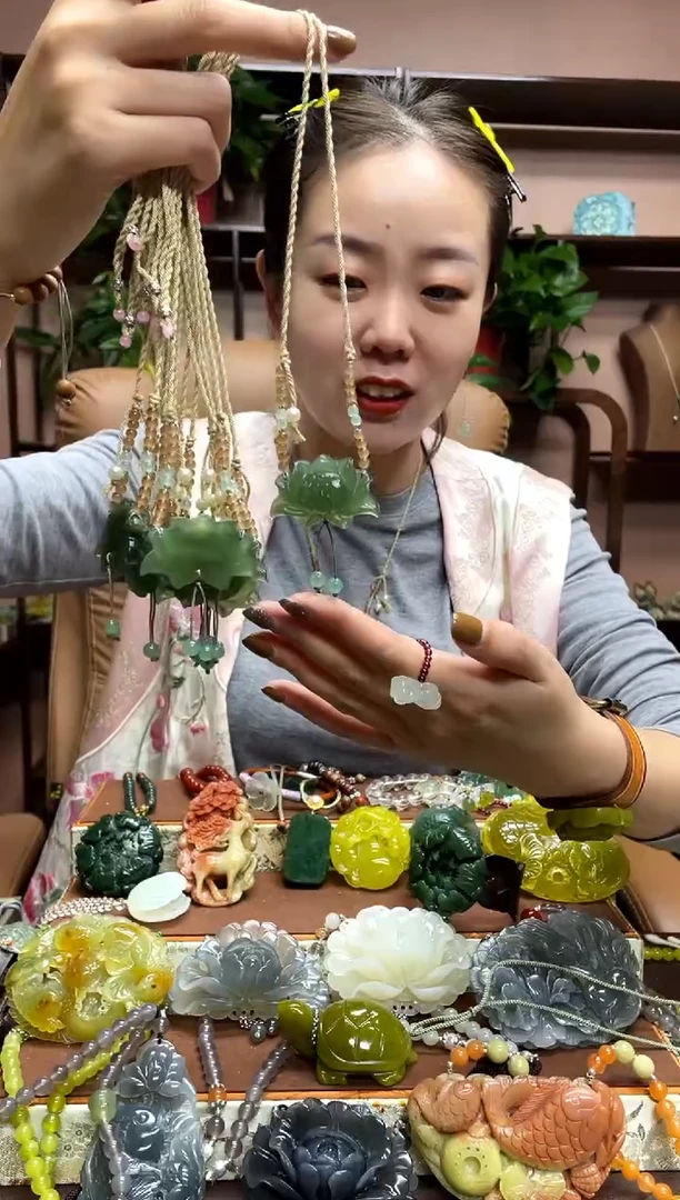 未镶嵌岫玉颈饰多样性发货发其中之一
