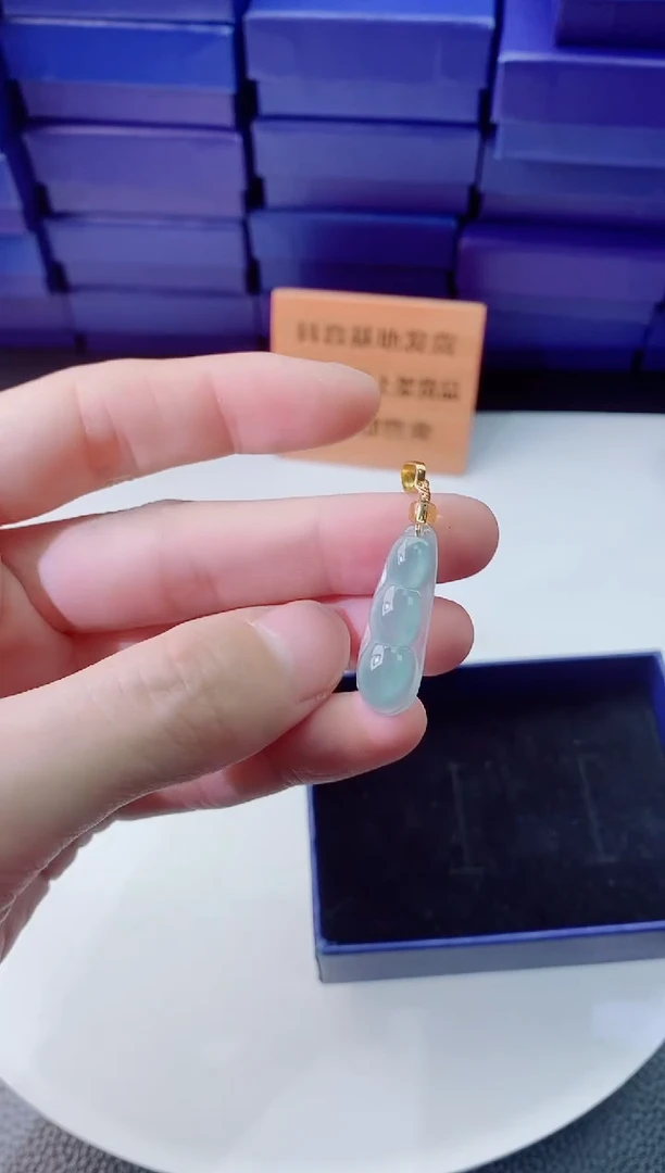 翡翠未镶嵌颈饰        