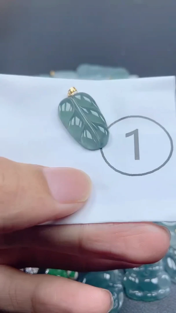 颈饰18K金镶嵌翡翠吊坠