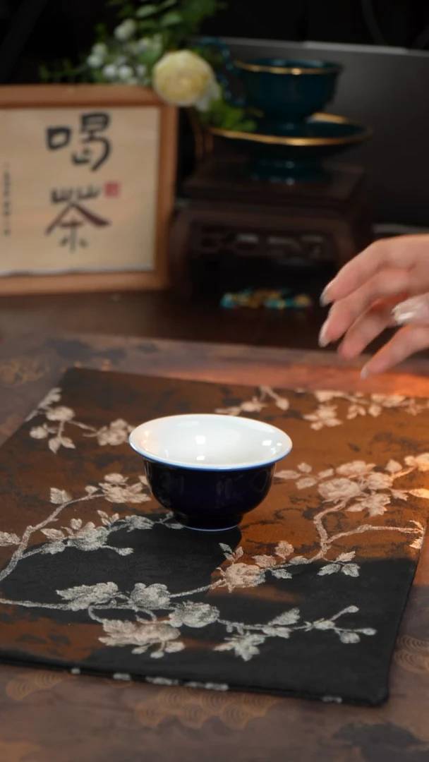 江壶见陶瓷宝石蓝压手杯