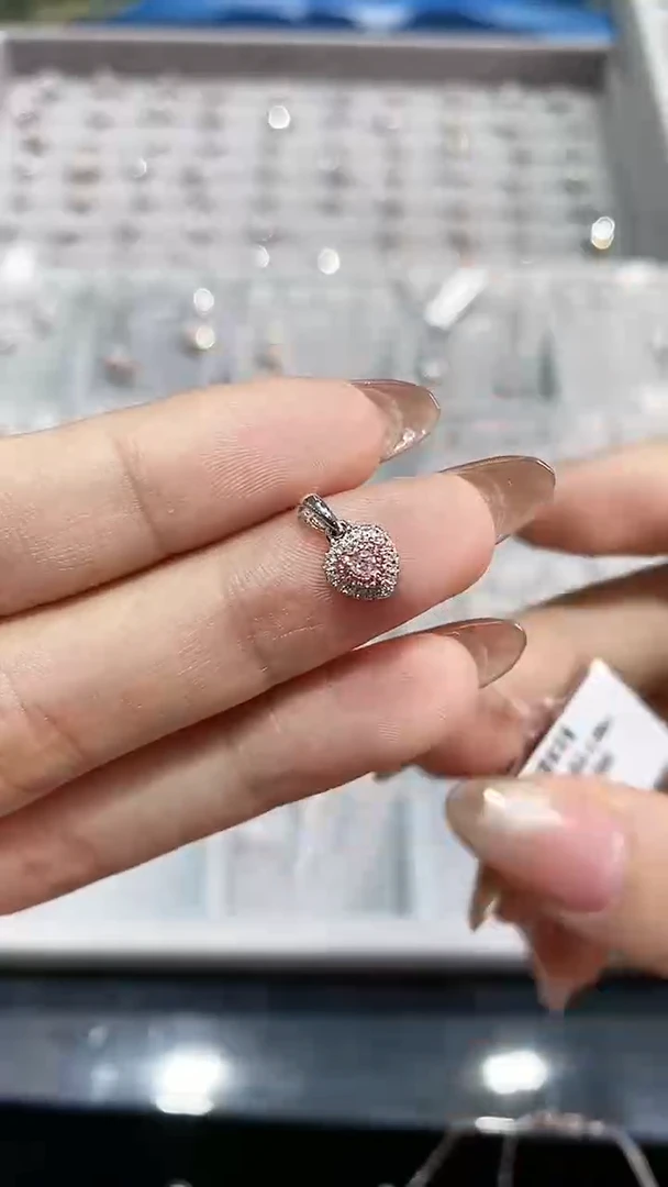 【闪购商品】钻石颈饰18K金镶嵌吊坠