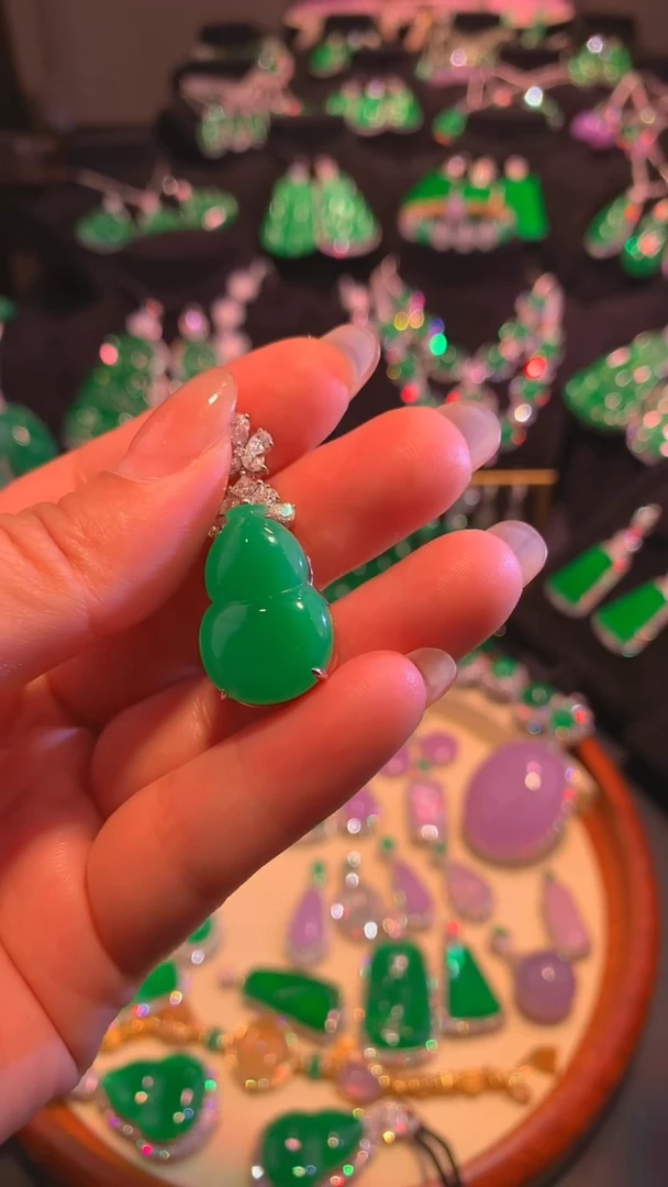 翡翠18K金镶嵌颈饰吊坠