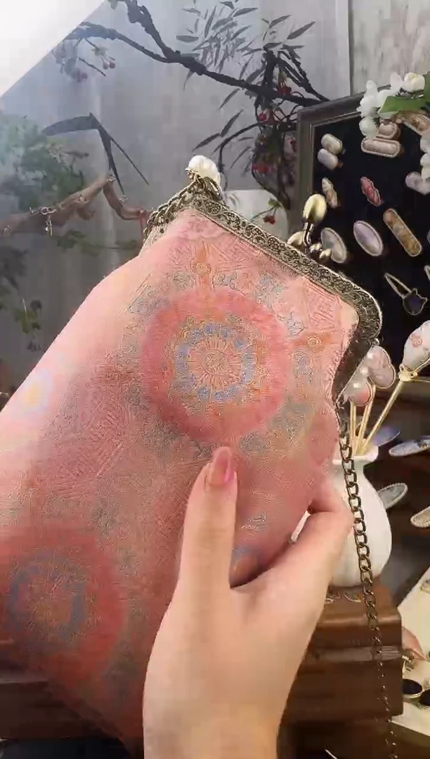 布艺锌合金红八达手机包长的