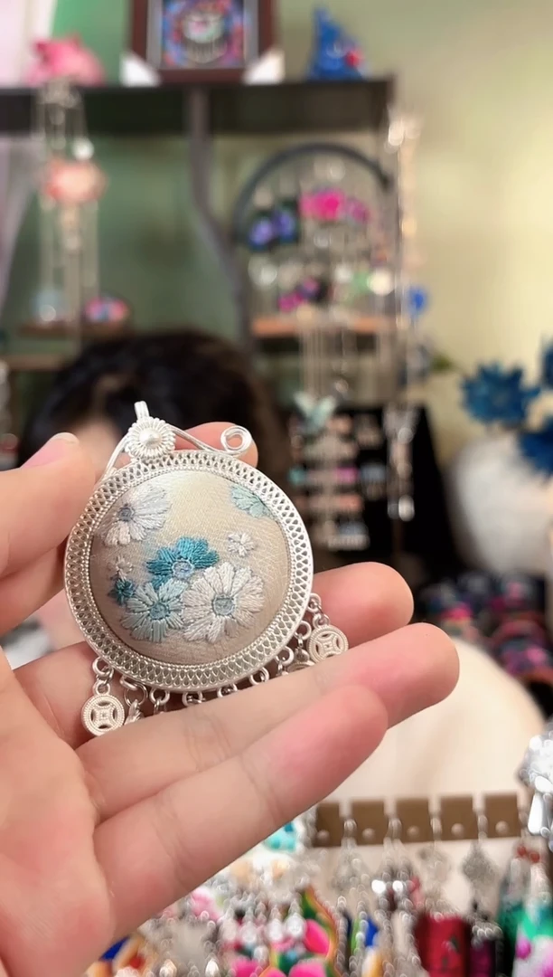 彩云南阁非遗老绣苗银饰品609