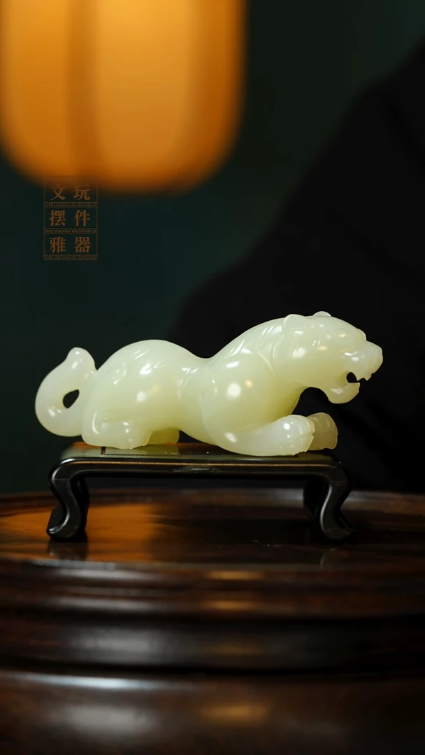 玉《伏虎》手把件摆件