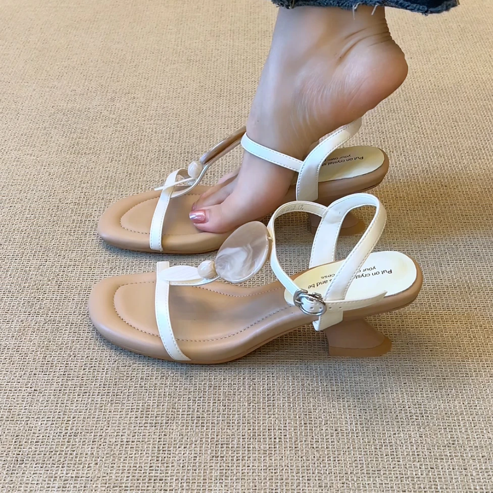 RubyL/5cm新款时尚优雅舒适百搭串珠纽扣一字带拼色坡跟露趾凉鞋