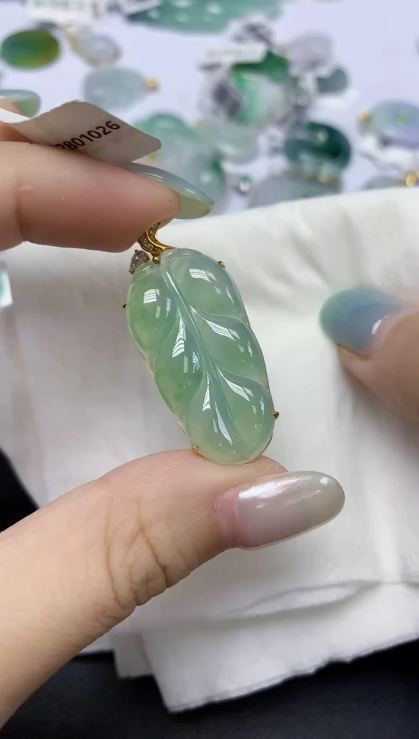 翡翠18K金镶嵌颈饰天然缅甸翡翠A货