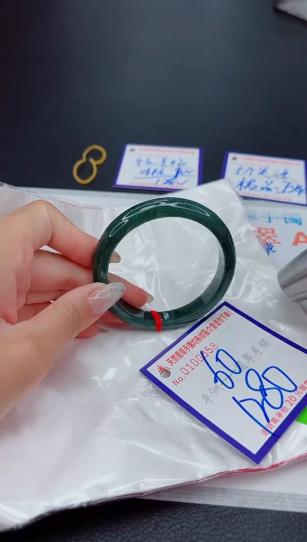 翡翠手镯未镶嵌1