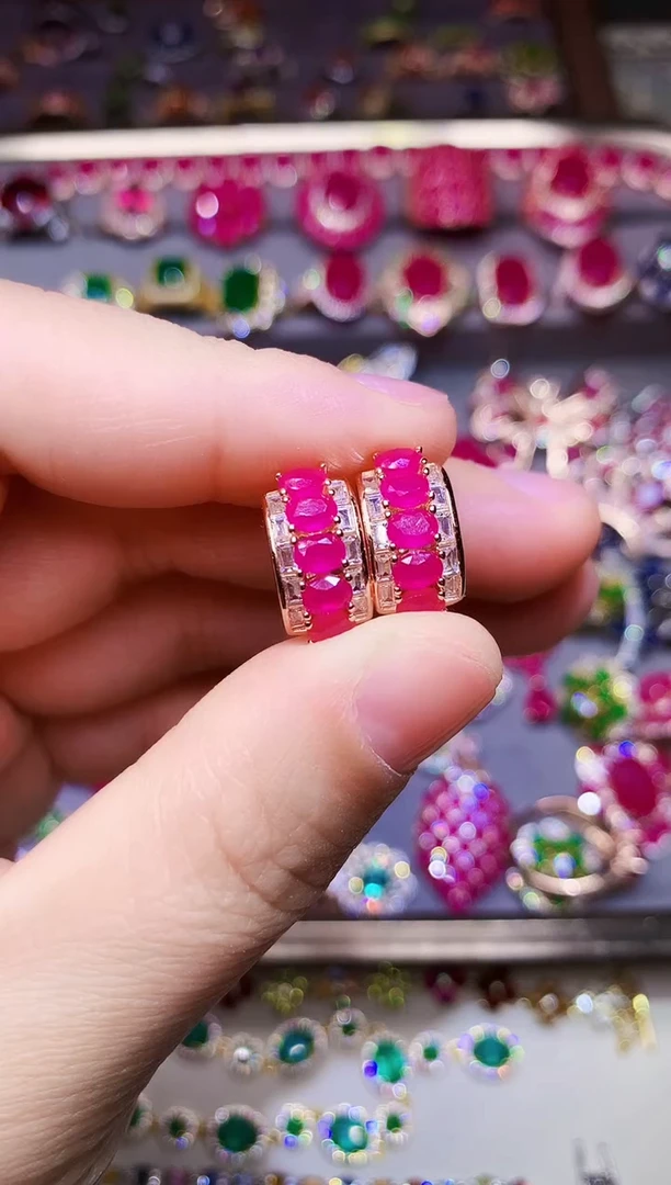 银S925镶嵌耳饰红宝石....