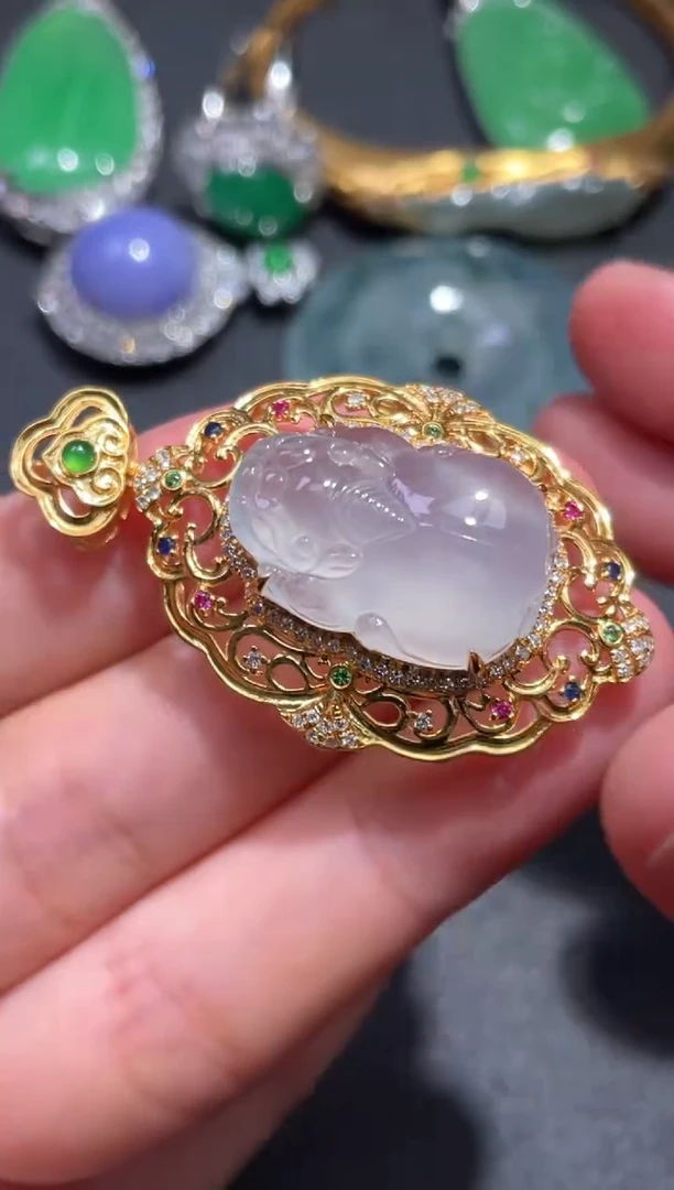 颈饰18K金镶嵌翡翠11.......