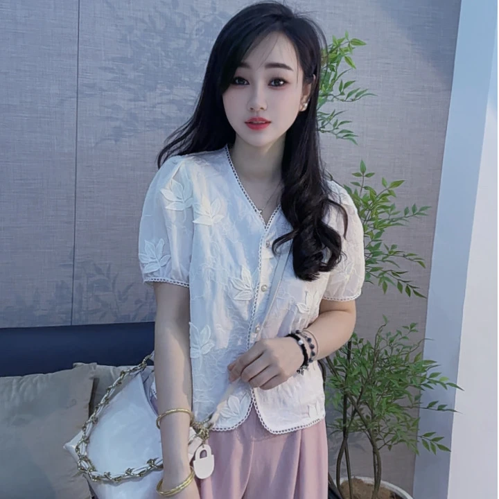 丹丹精选--2529新款V领立体树叶装饰单排扣短袖小衫