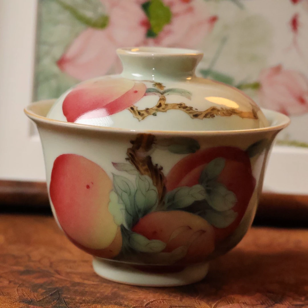 粉彩水蜜桃元宝盖碗