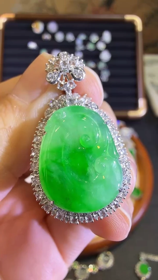 【闪购商品】翡翠吊坠(赠链)18K金镶嵌高冰金丝绿如意吊坠